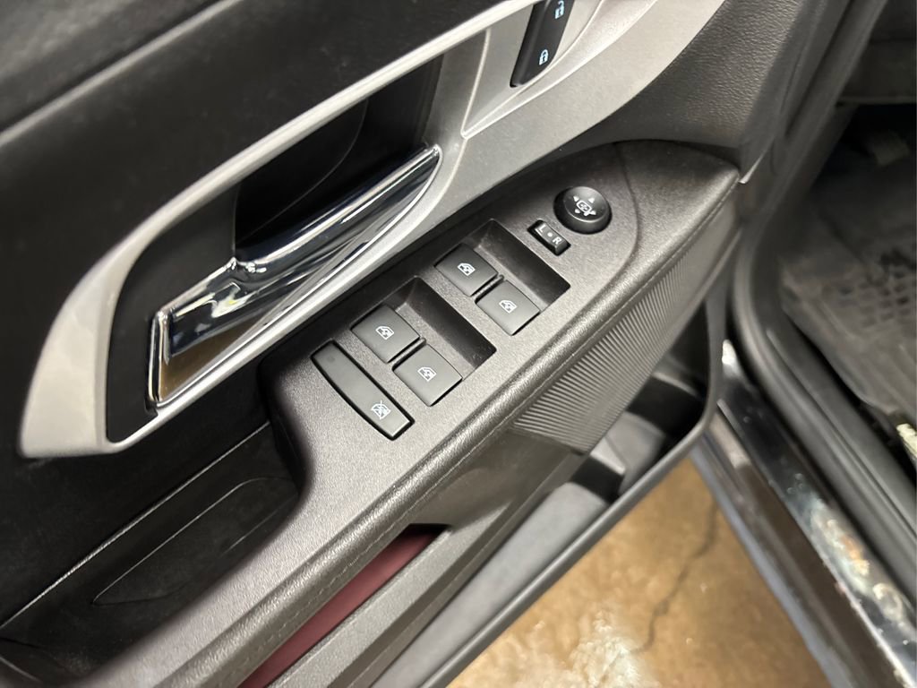 Used 2017 Chevrolet Equinox LT image 31