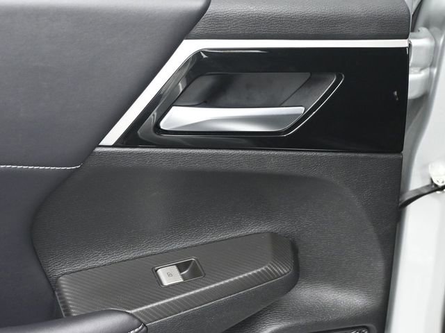 Used 2025 Mitsubishi Outlander SE image 22
