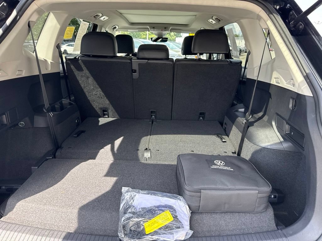 Used 2023 Volkswagen Tiguan SE w/ Panoramic Sunroof Package FWD image 39