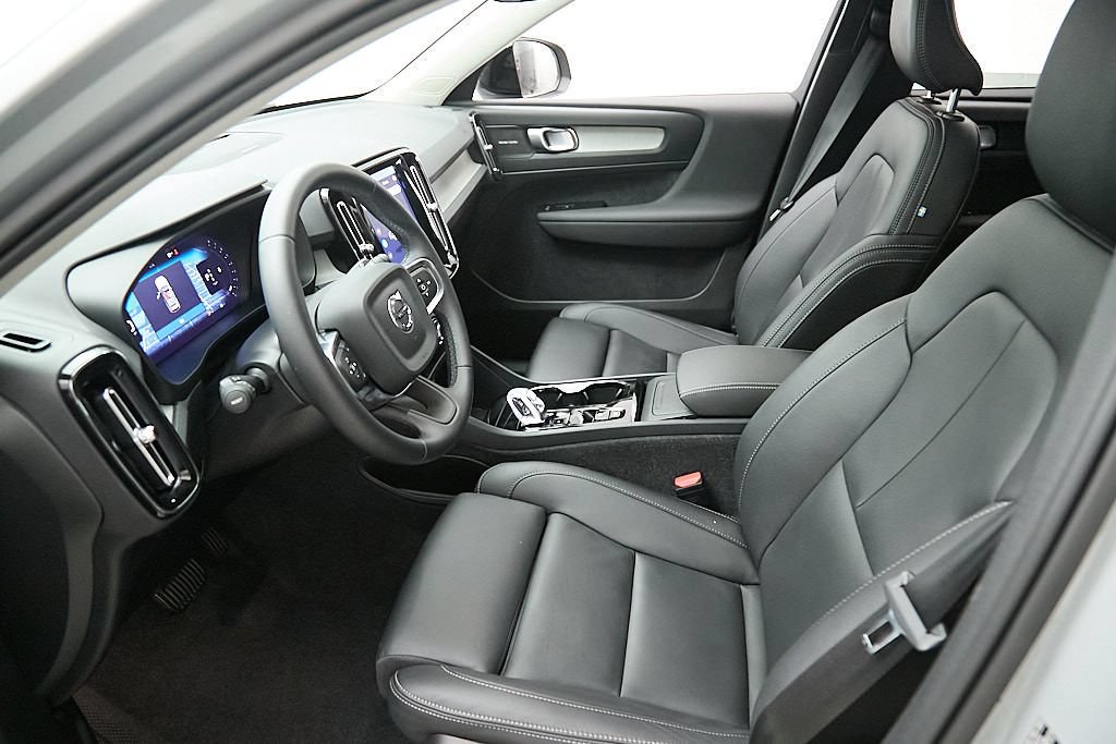 Certified 2025 Volvo XC40 B5 Ultra AWD/4WD image 19