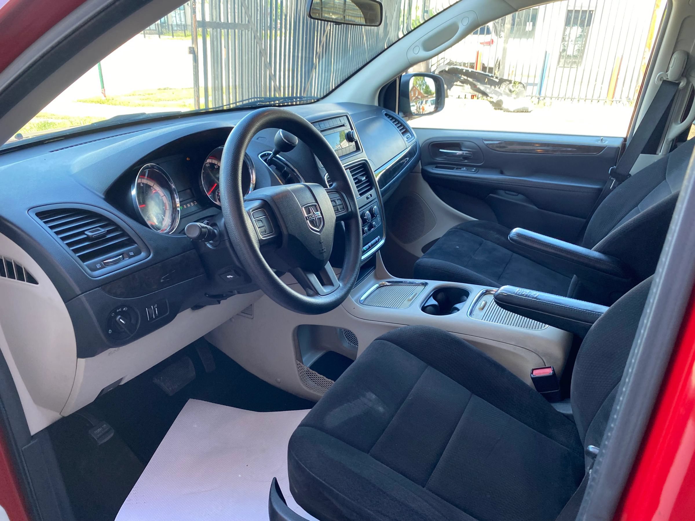 Used 2012 Dodge Grand Caravan SXT FWD image 3