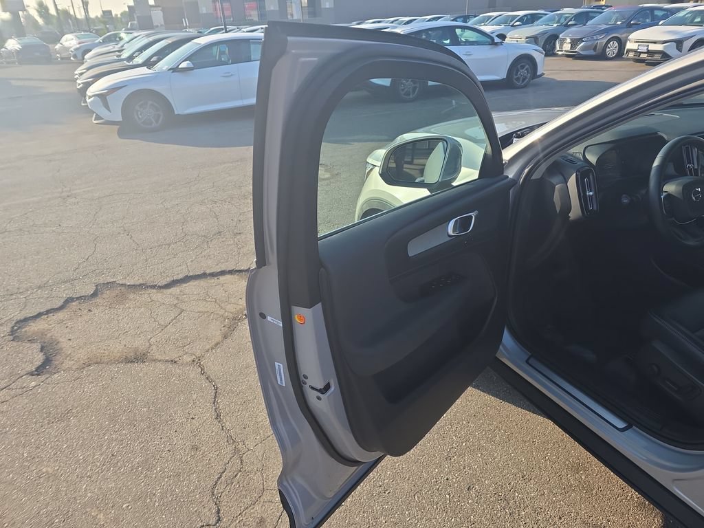 Used 2024 Volvo XC40 B5 Core AWD/4WD image 10