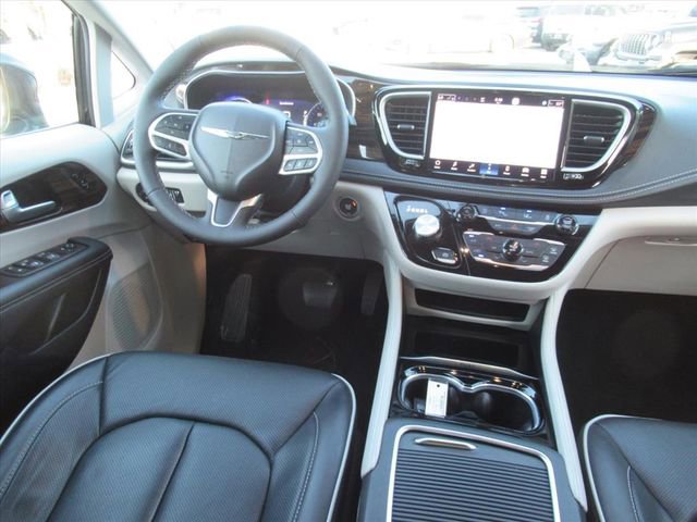 Used 2024 Chrysler Pacifica Limited image 13