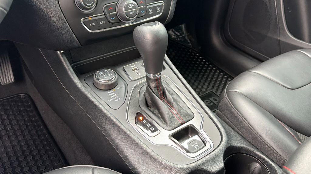 Used 2022 Jeep Cherokee Trailhawk AWD/4WD image 23