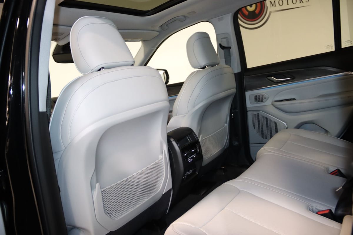 Used 2023 Jeep Grand Cherokee Overland AWD/4WD image 63