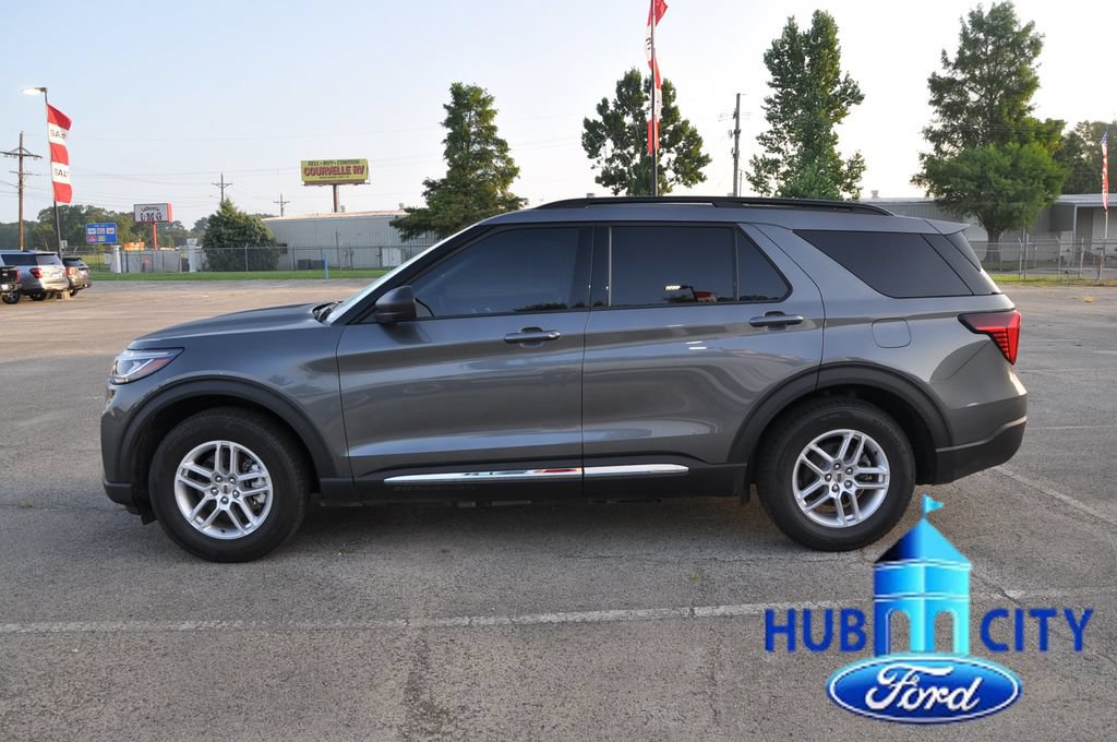 Used 2025 Ford Explorer Active RWD image 2