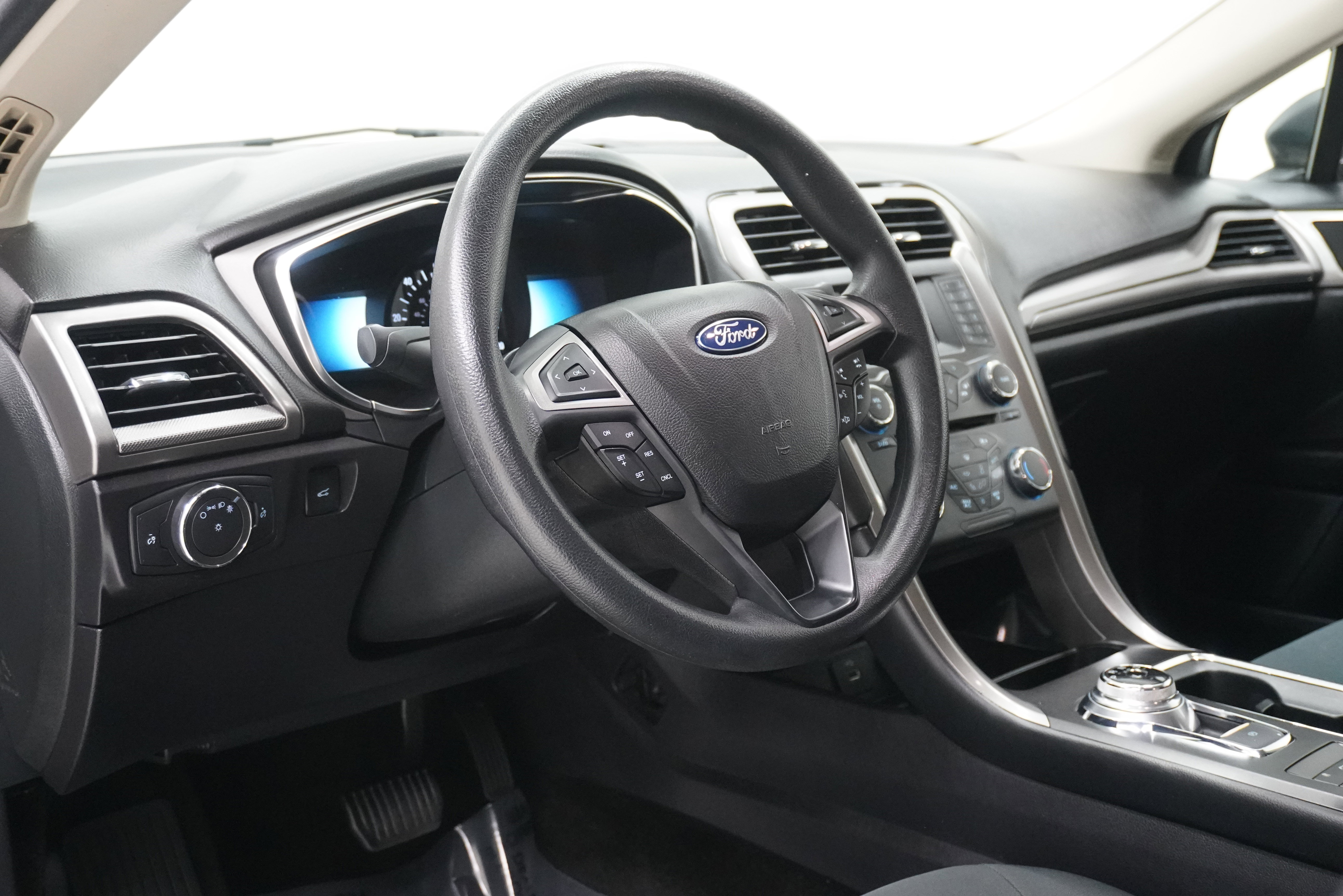 Used 2017 Ford Fusion SE FWD image 9