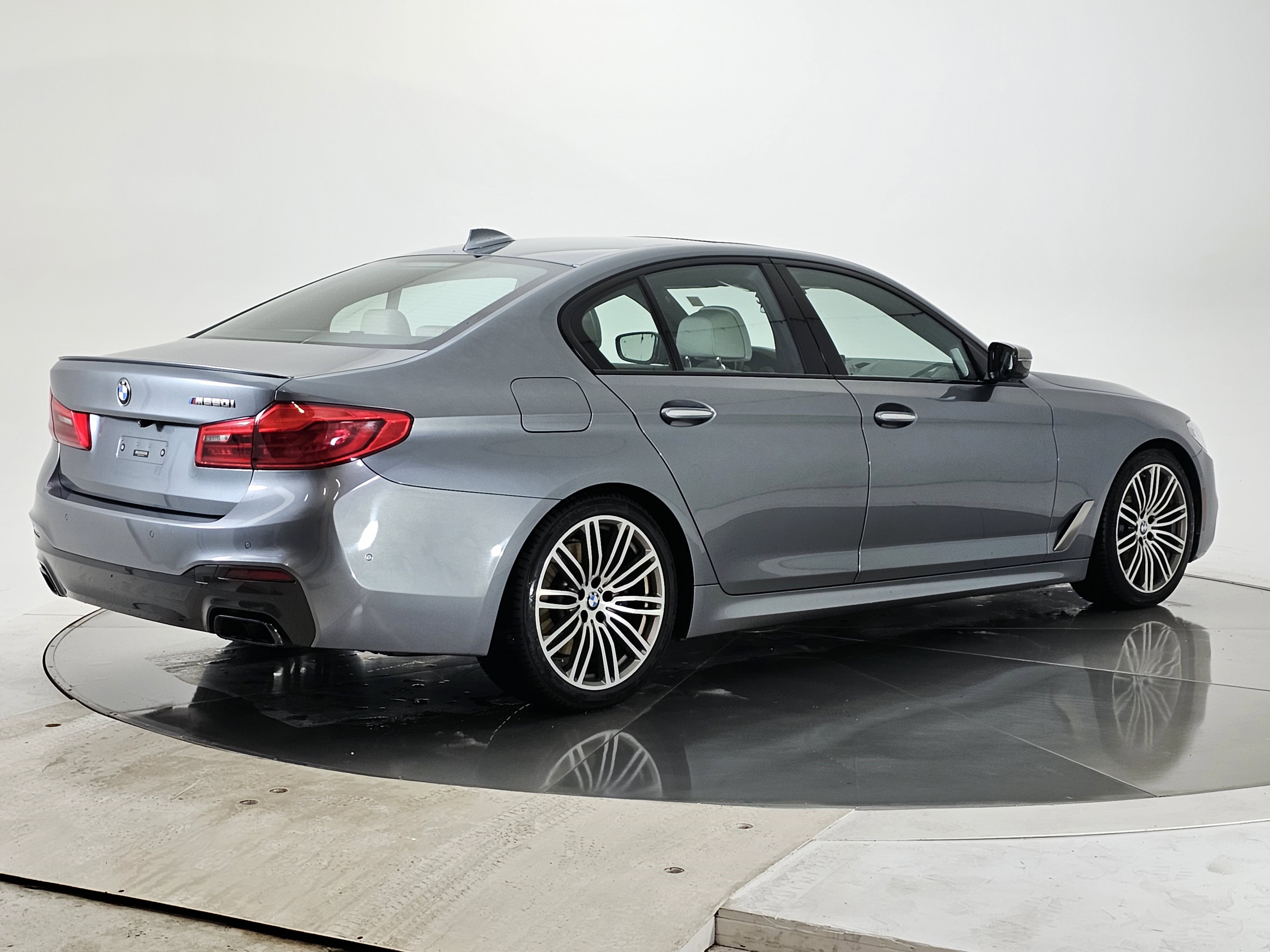 Used 2018 BMW M550i xDrive image 3