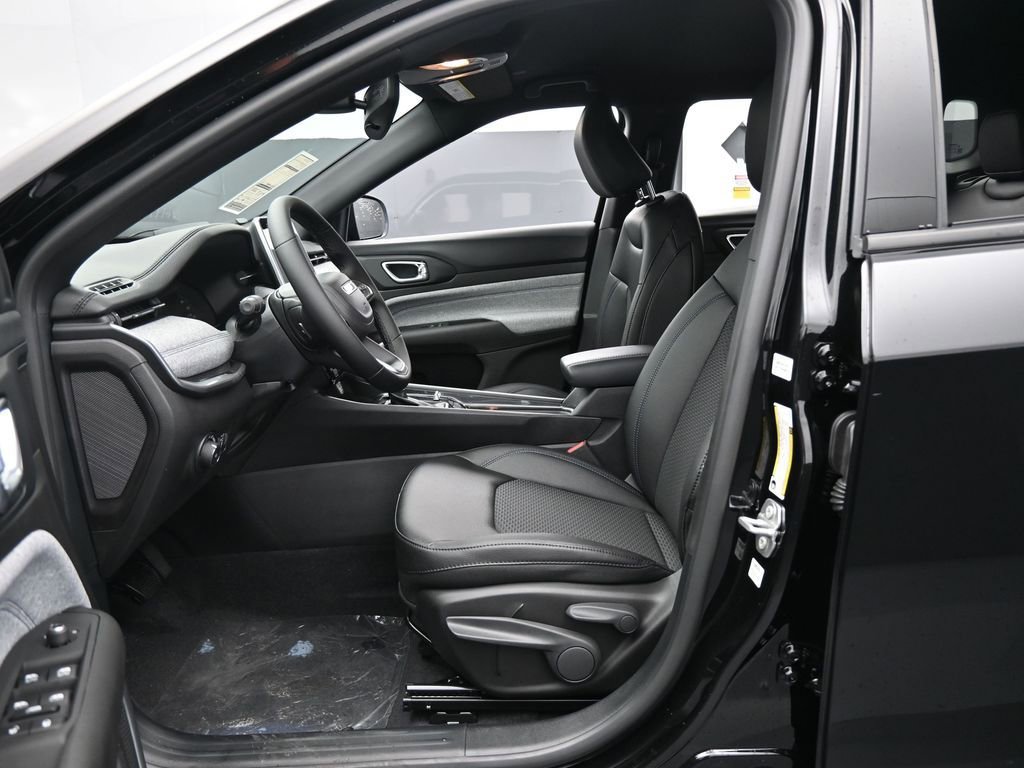 Used 2025 Jeep Compass Latitude image 10