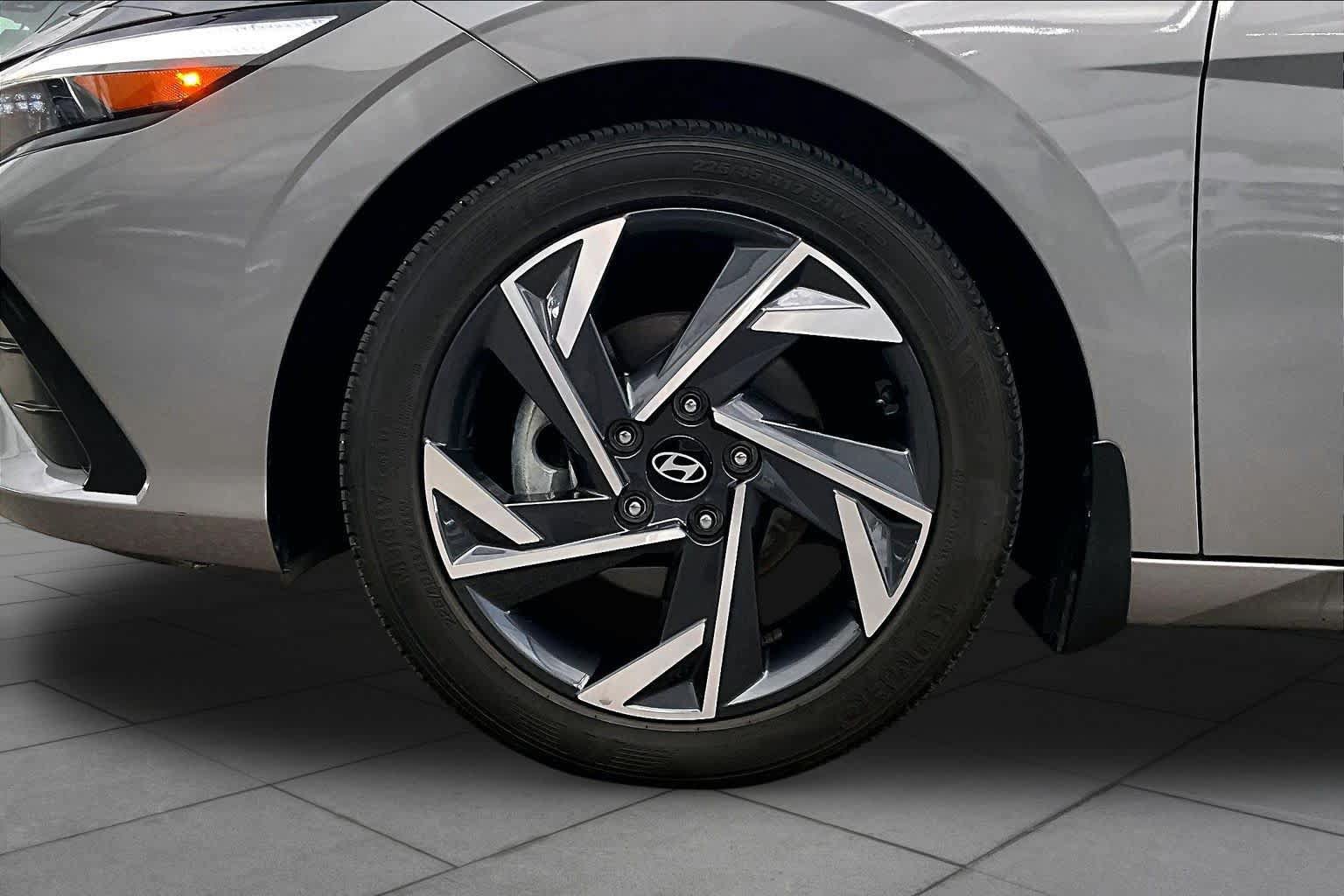 Used 2024 Hyundai Elantra SEL w/ Convenience Package FWD image 10