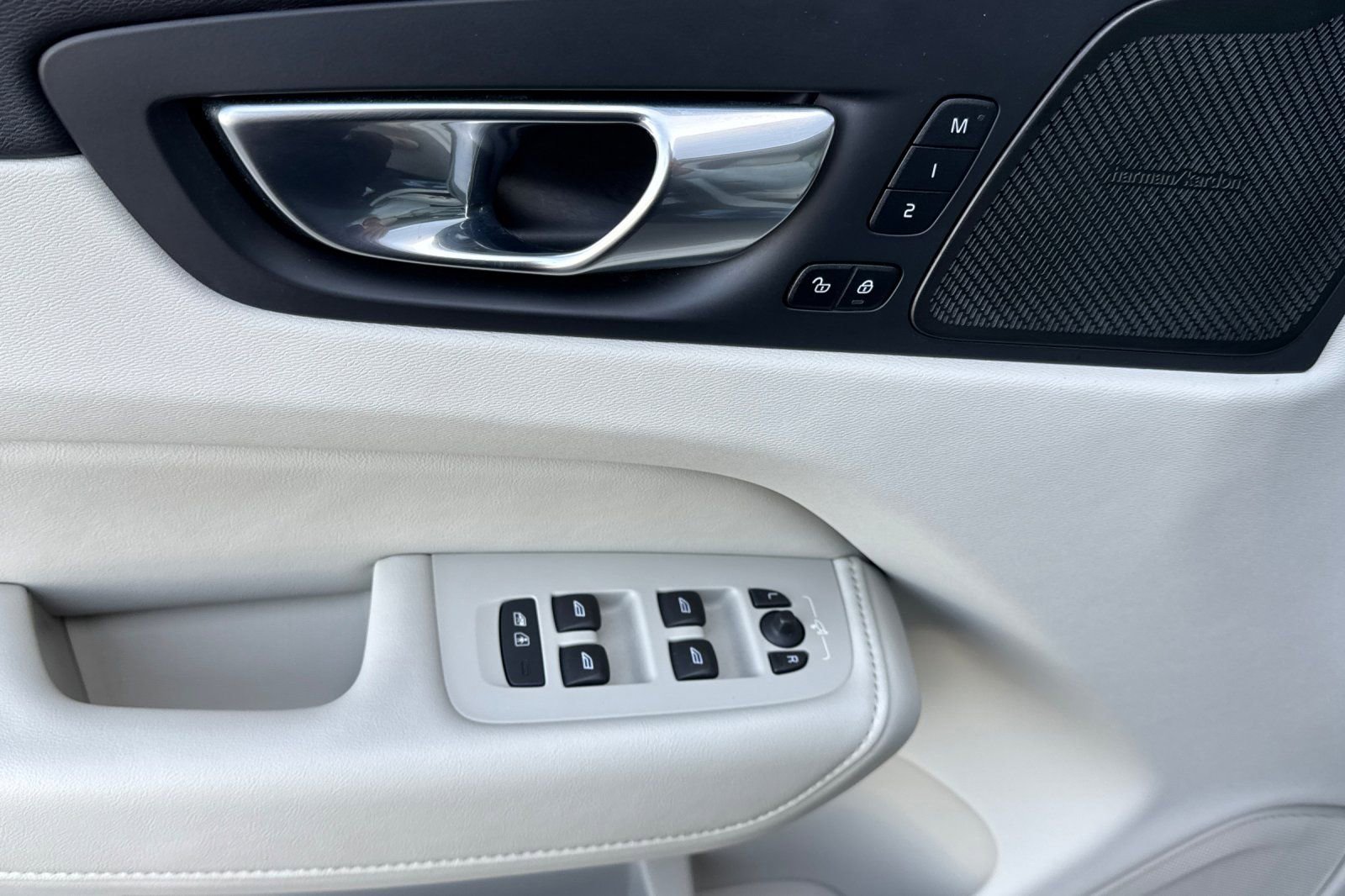 Used 2023 Volvo XC60 B5 Ultimate w/ Climate Package image 10