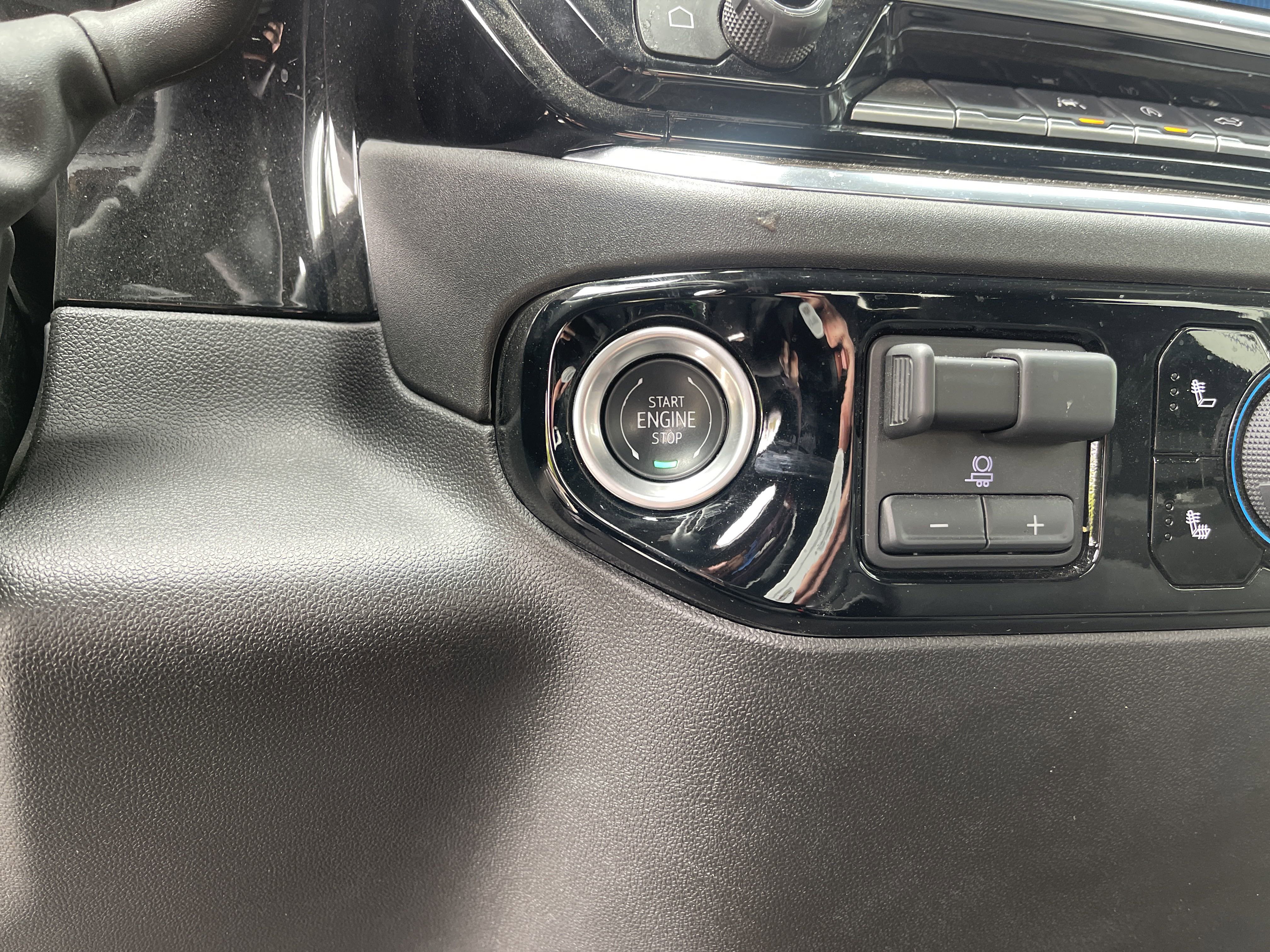 Used 2025 Chevrolet Silverado 1500 LT image 23