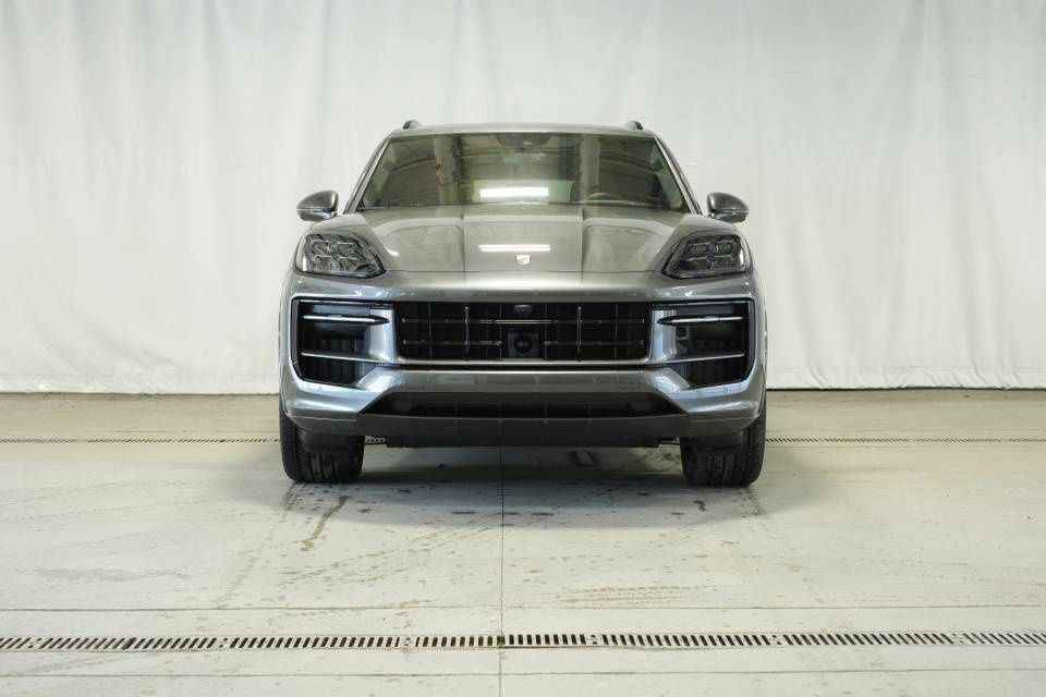 Certified 2025 Porsche Cayenne GTS image 10