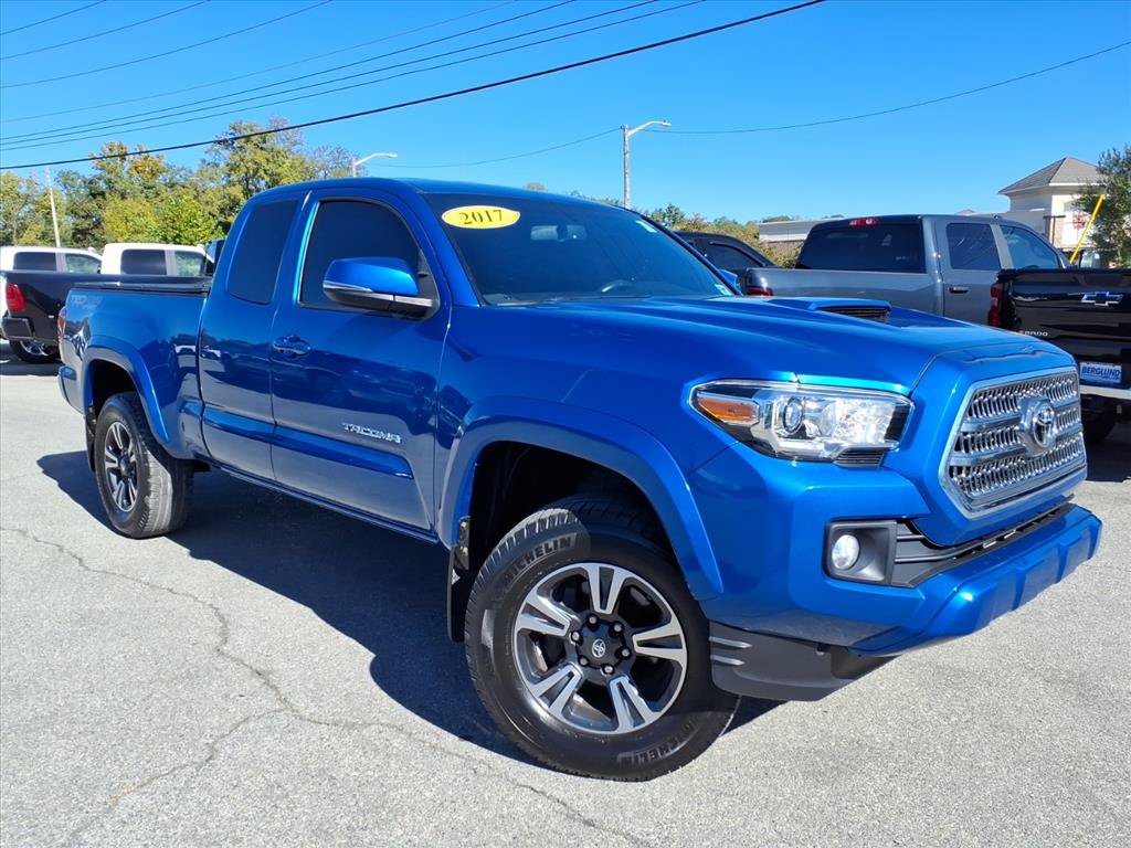 Used 2017 Toyota Tacoma TRD Sport AWD/4WD image 2