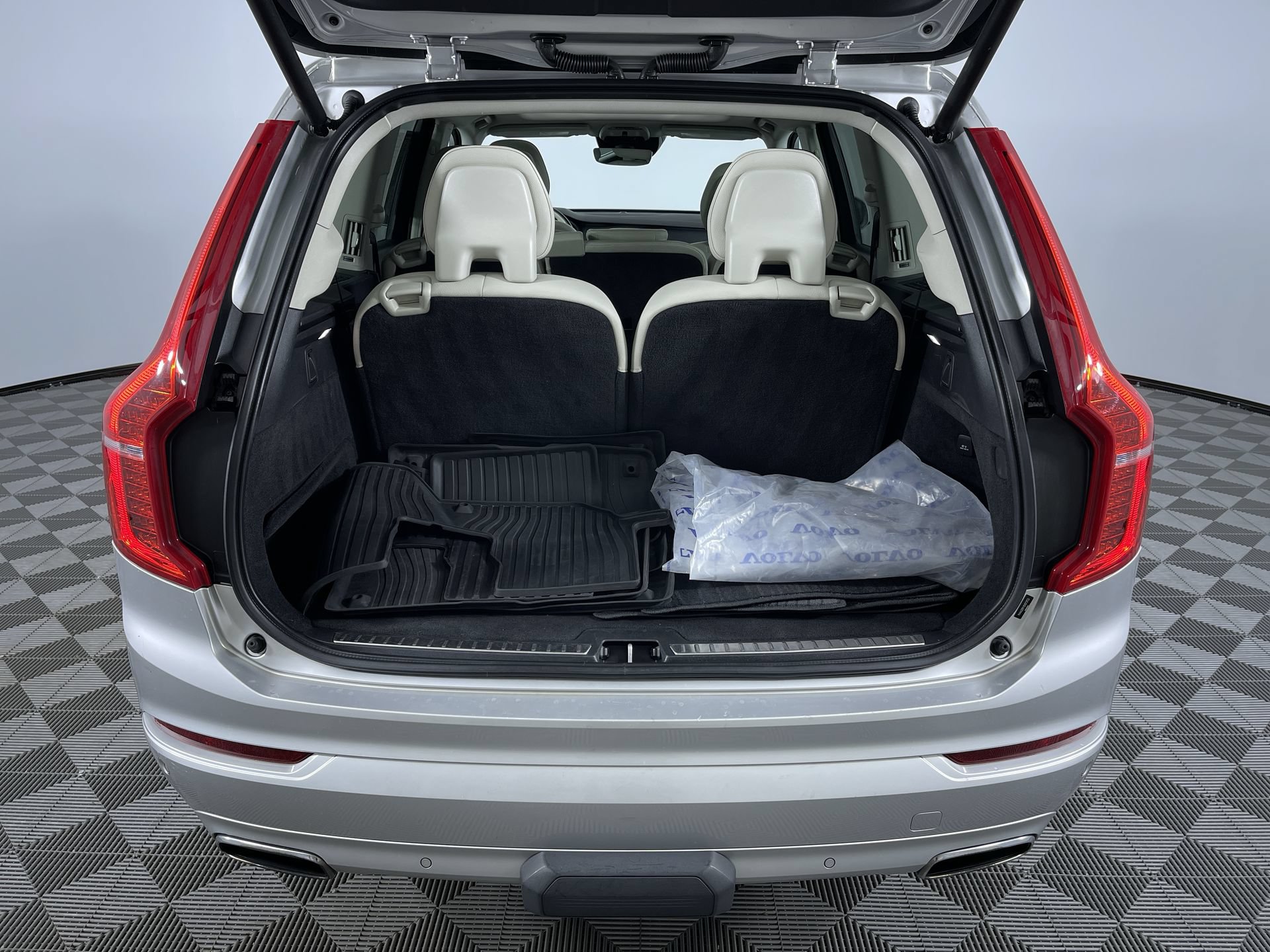 Used 2016 Volvo XC90 T6 Momentum AWD/4WD image 26