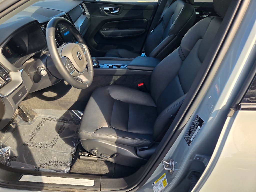 Used 2025 Volvo XC60 B5 Core w/ Climate Package AWD/4WD image 32