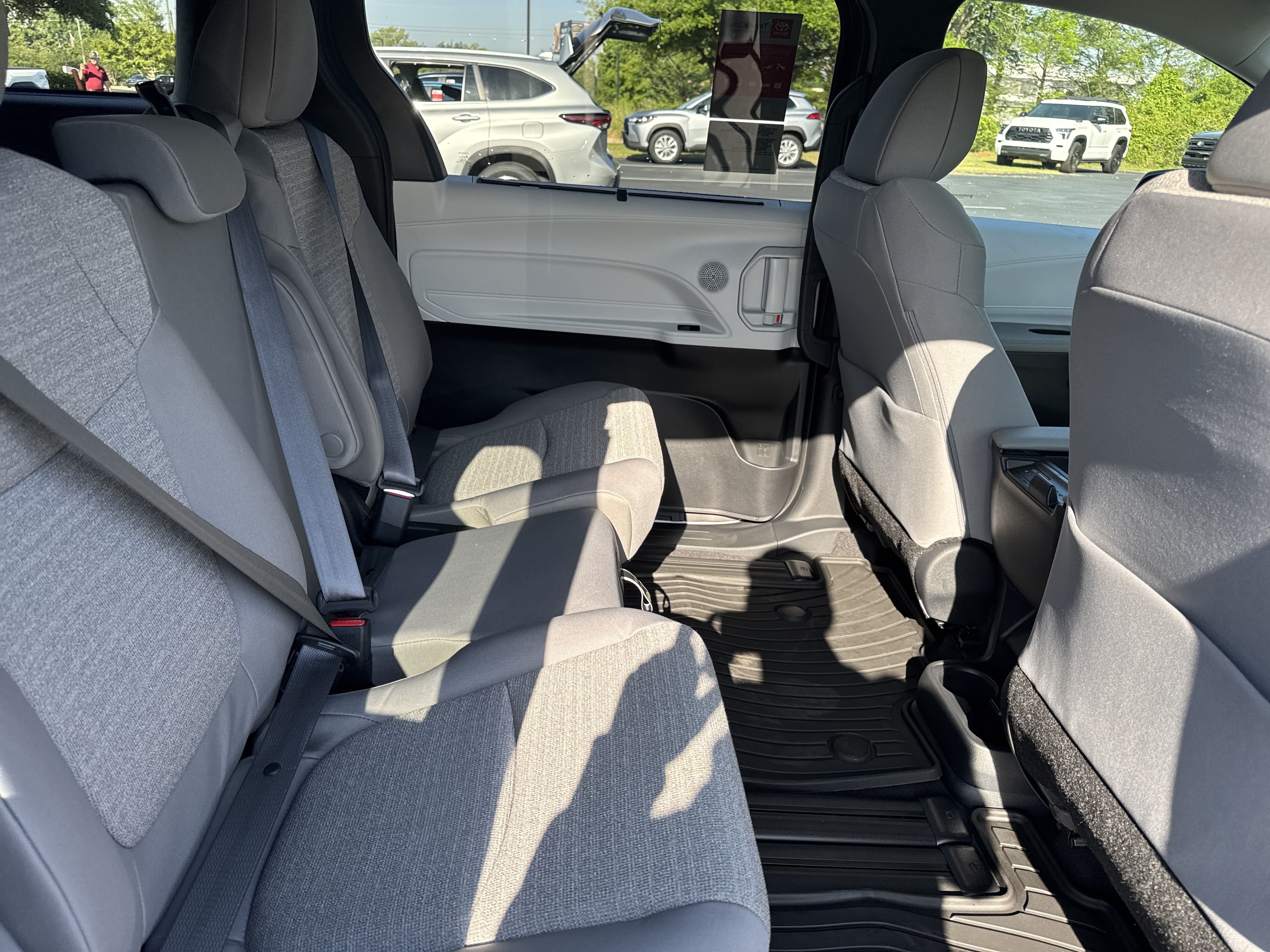 New 2025 Toyota Sienna LE FWD image 27