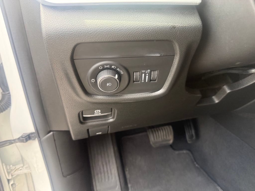 Used 2023 Jeep Grand Cherokee L Limited AWD/4WD image 15