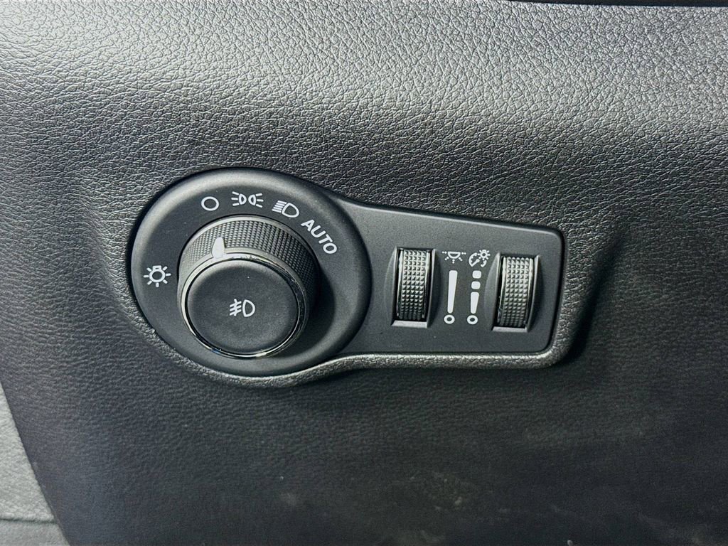 Used 2024 Jeep Compass Latitude AWD/4WD image 17