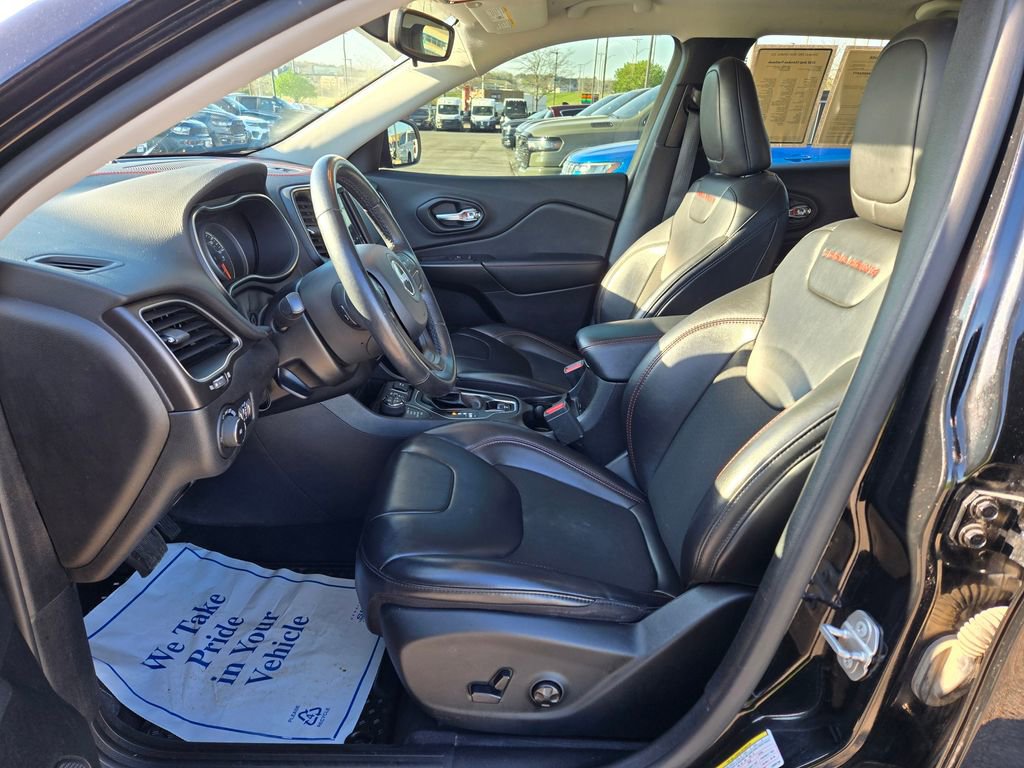 Used 2020 Jeep Cherokee Trailhawk w/ Cold Weather Group AWD/4WD image 16