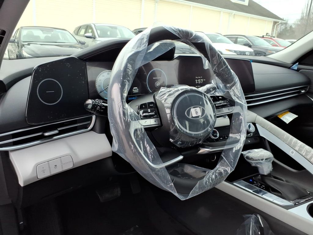 New 2025 Hyundai Elantra Limited image 13