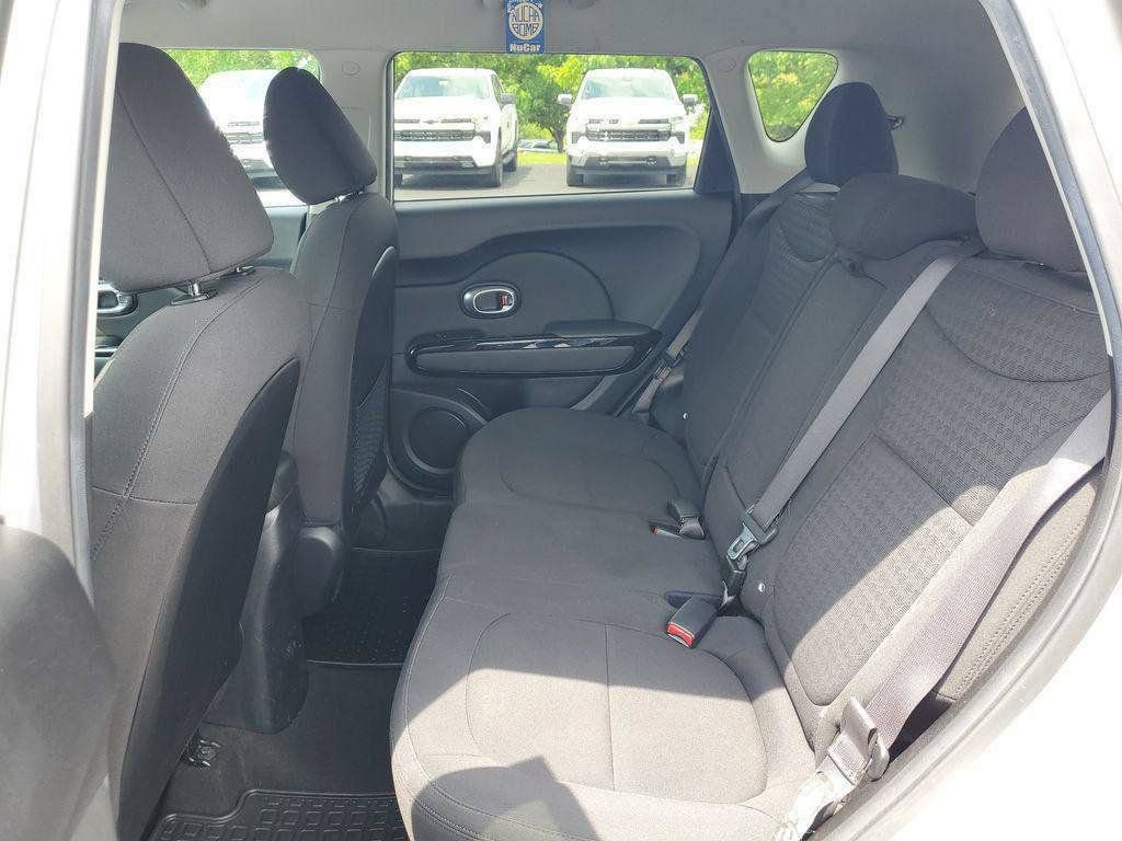 Used 2015 Kia Soul ! FWD image 25