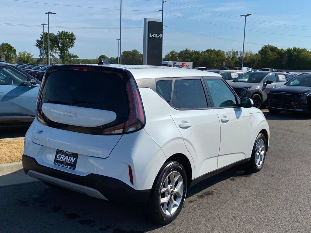Used 2024 Kia Soul LX w/ Option Group 015 FWD image 7