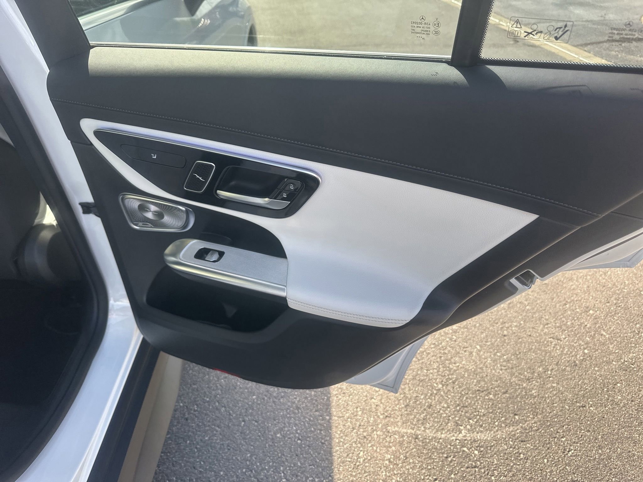 Used 2025 Mercedes-Benz GLC 300 4MATIC image 16