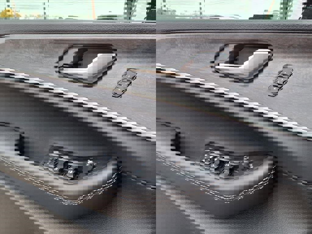 New 2025 Jeep Grand Cherokee Limited w/ Luxury Tech Group II image 32