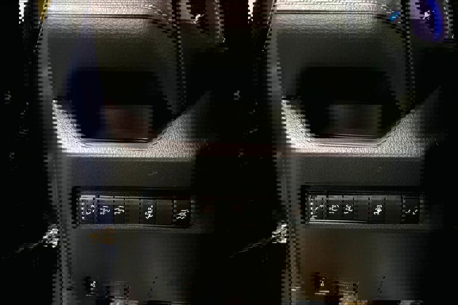 Used 2023 Toyota RAV4 XLE Premium image 33