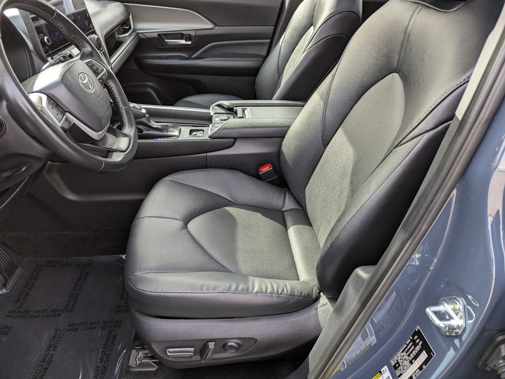 Used 2025 Toyota Grand Highlander AWD image 18