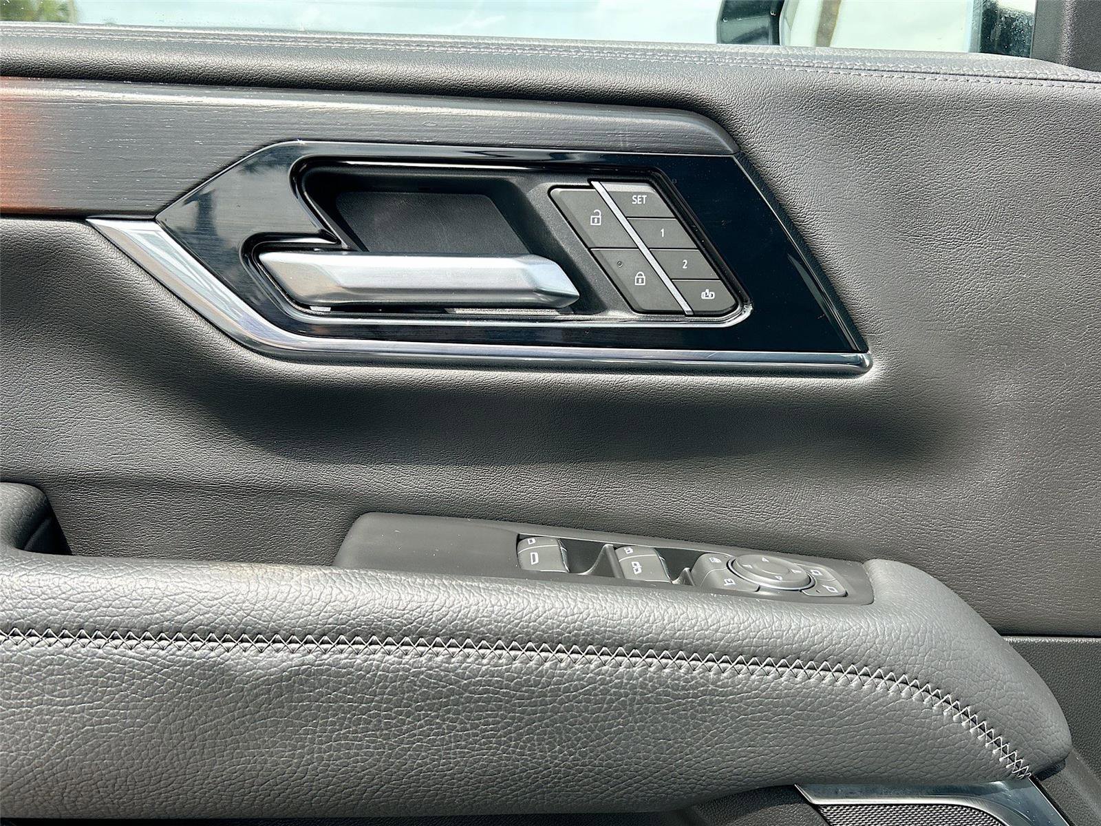 Used 2025 GMC Yukon Denali RWD image 18