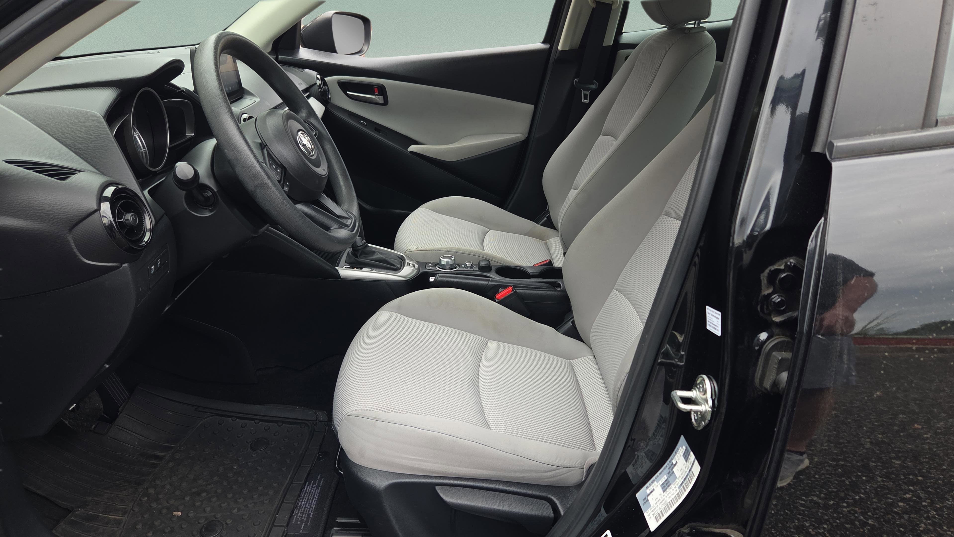 Used 2020 Toyota Yaris L image 11