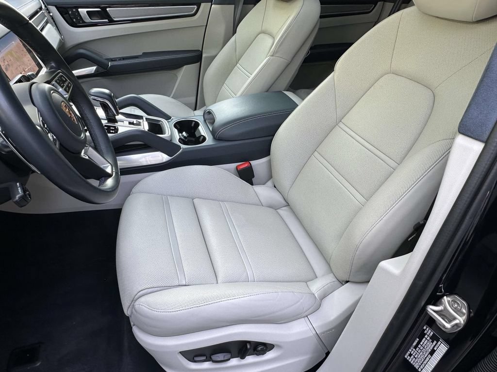Certified 2022 Porsche Cayenne Turbo AWD/4WD image 12
