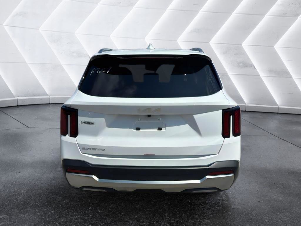 Used 2025 Kia Sorento S image 8