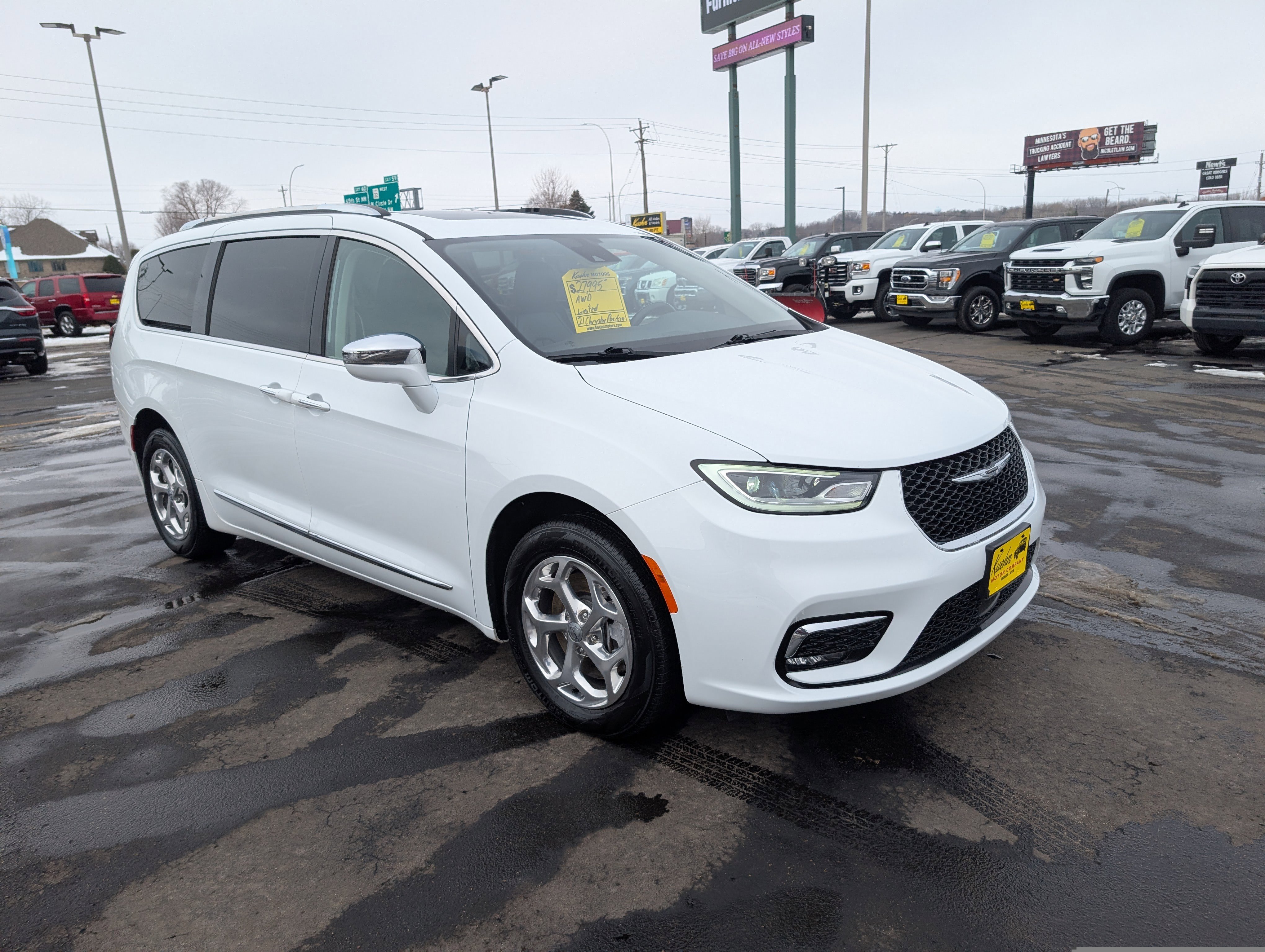 Used 2021 Chrysler Pacifica Limited w/ Uconnect Theater Family Group image 2