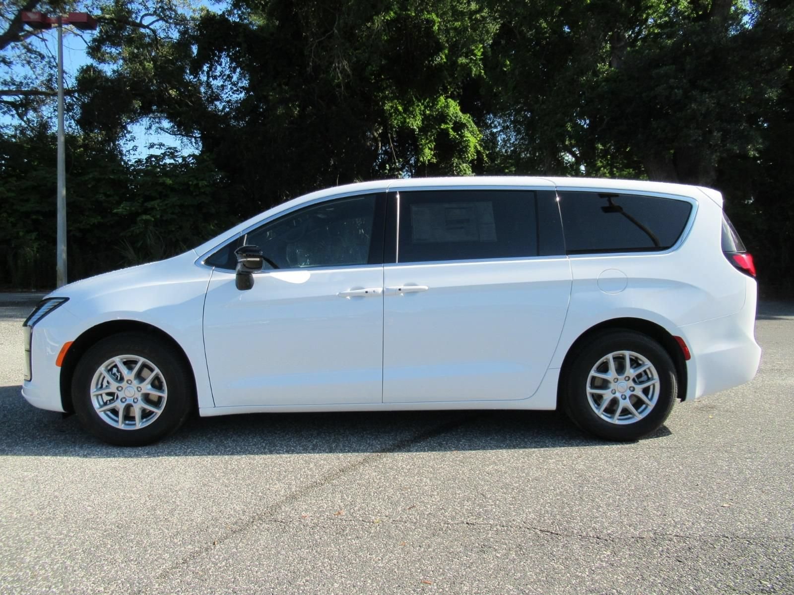 New 2027 Chrysler Pacifica Select FWD image 4