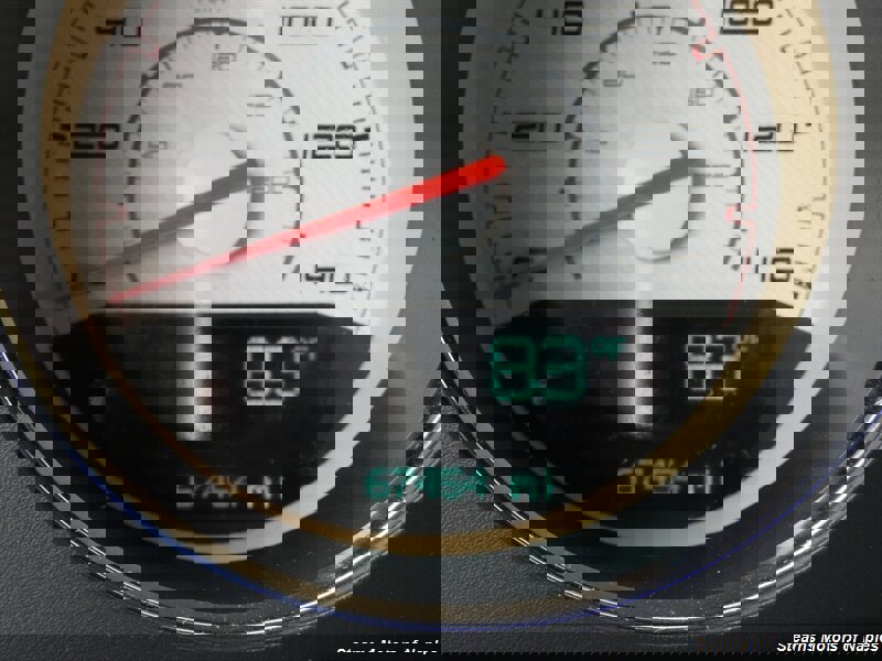 Used 2011 Dodge Challenger SE image 21