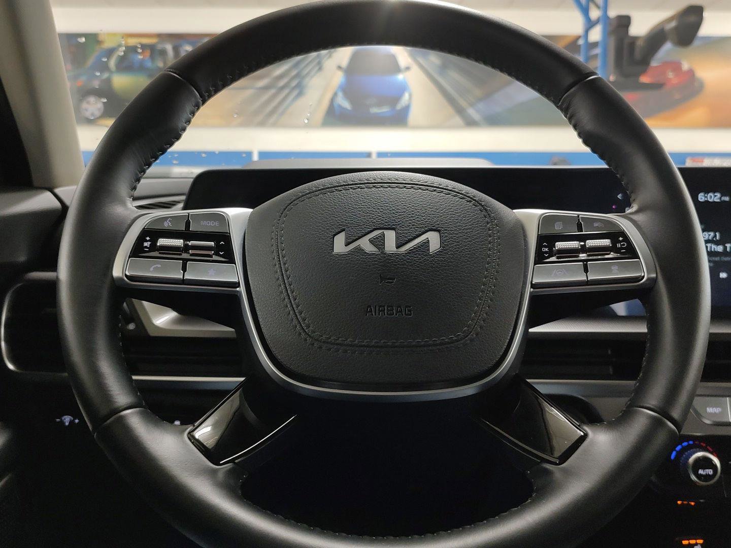 Used 2025 Kia Telluride S AWD/4WD image 16