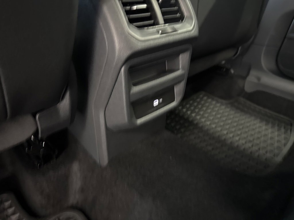 Certified 2025 Volkswagen Taos SE image 28