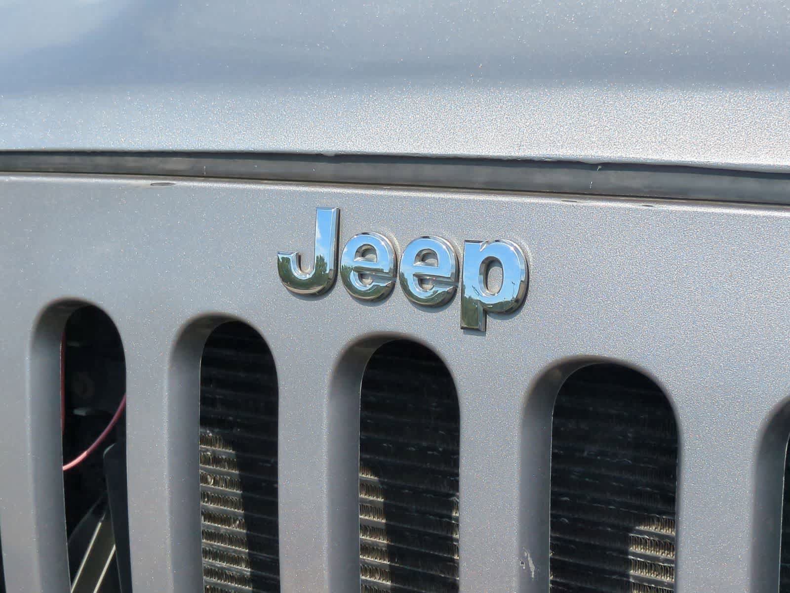 Used 2014 Jeep Wrangler Unlimited Sahara w/ Dual Top Group AWD/4WD image 12