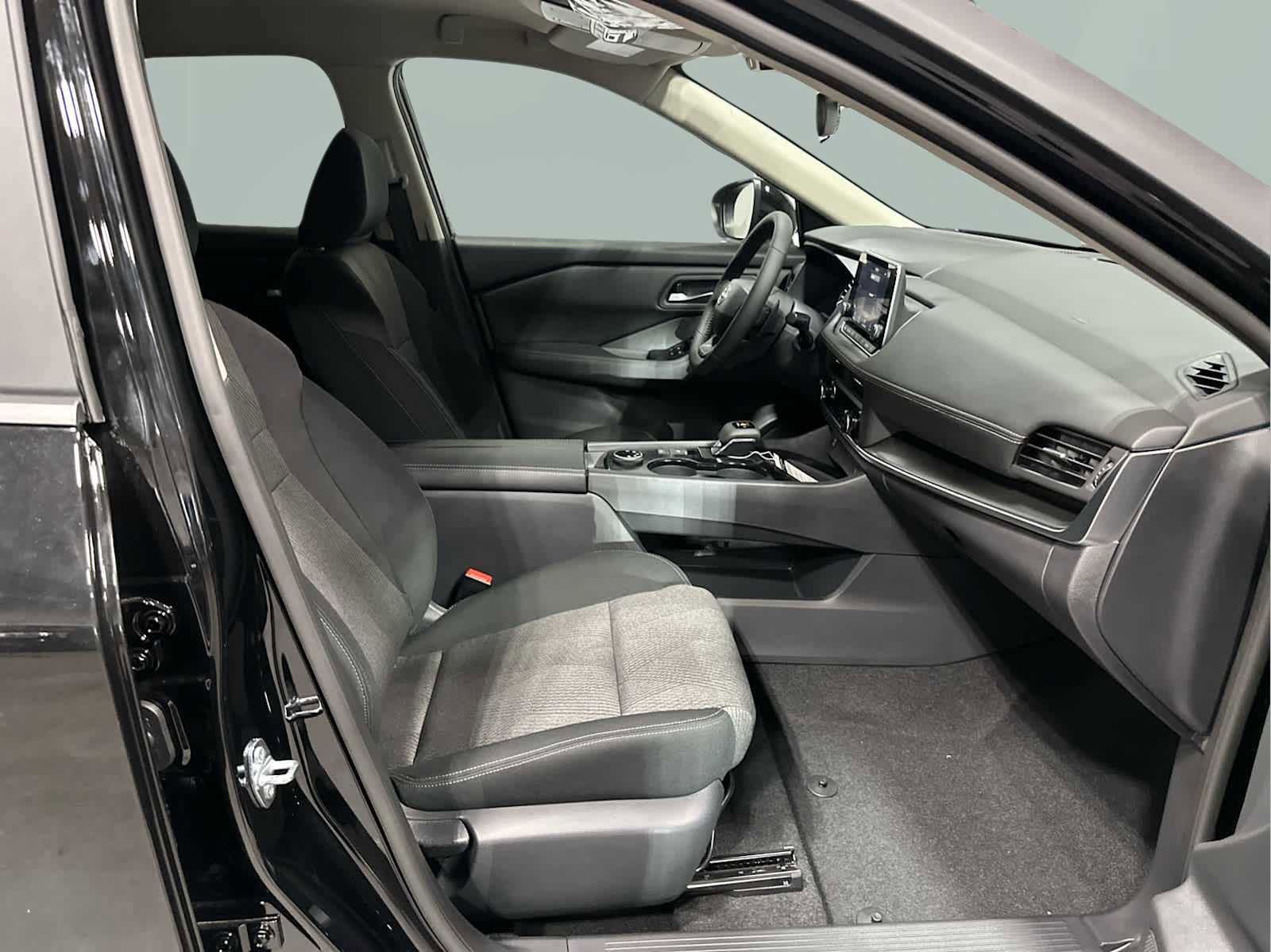 Used 2025 Nissan Rogue SV image 15