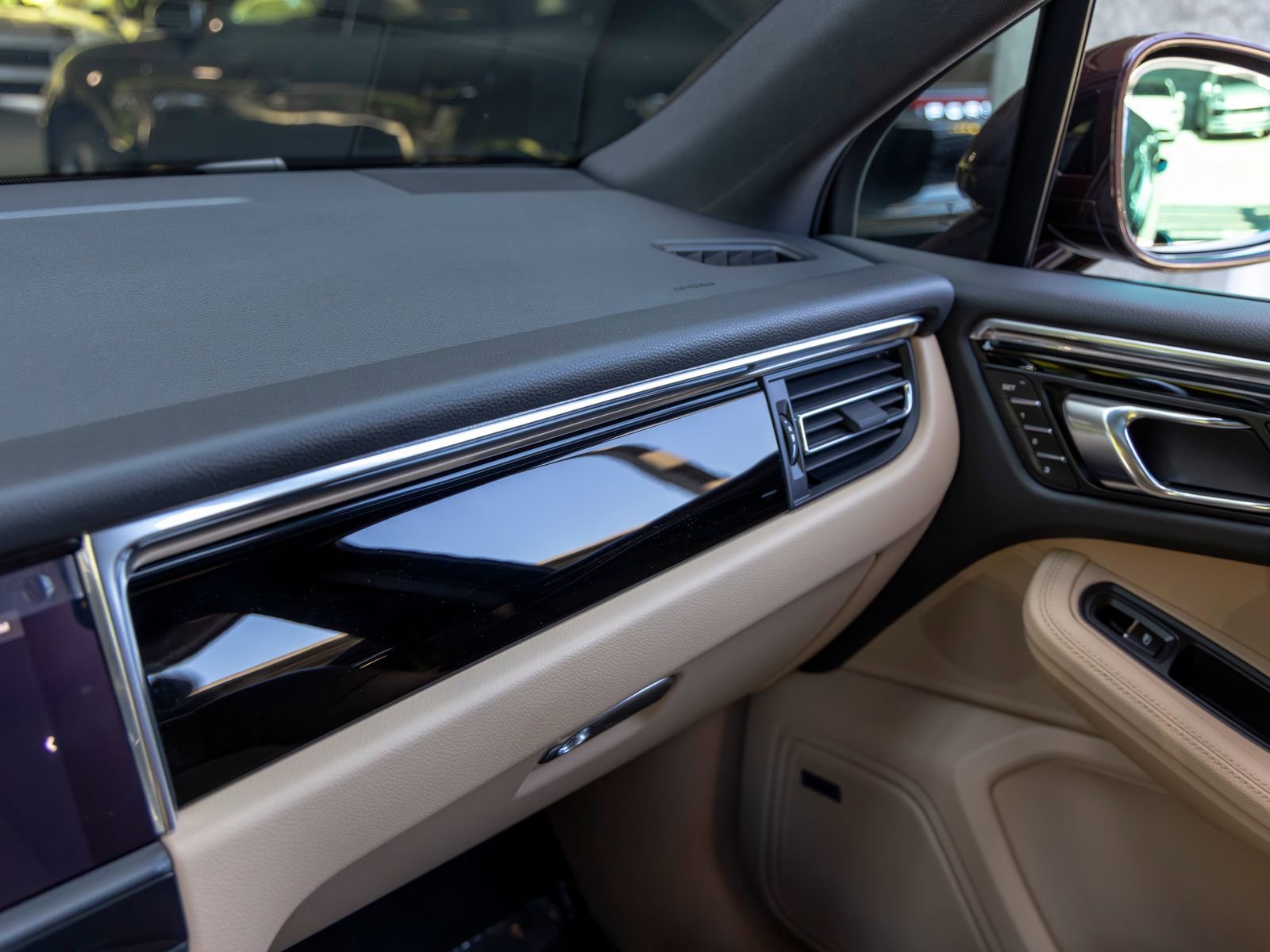 Certified 2026 Porsche Macan AWD/4WD image 38