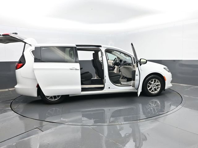 Used 2022 Chrysler Voyager LX image 31