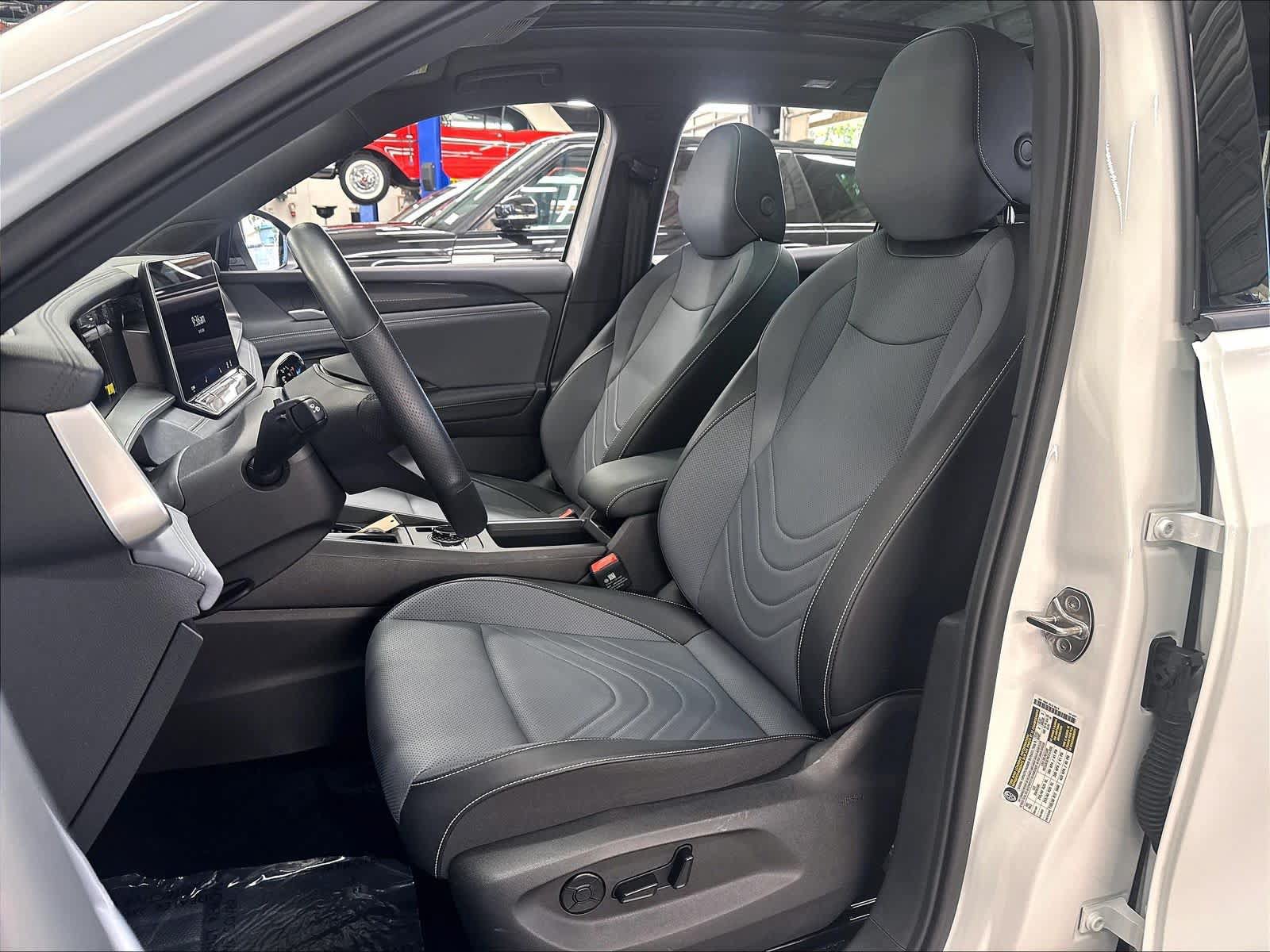 Certified 2026 Volkswagen Tiguan SE R-Line AWD/4WD image 24