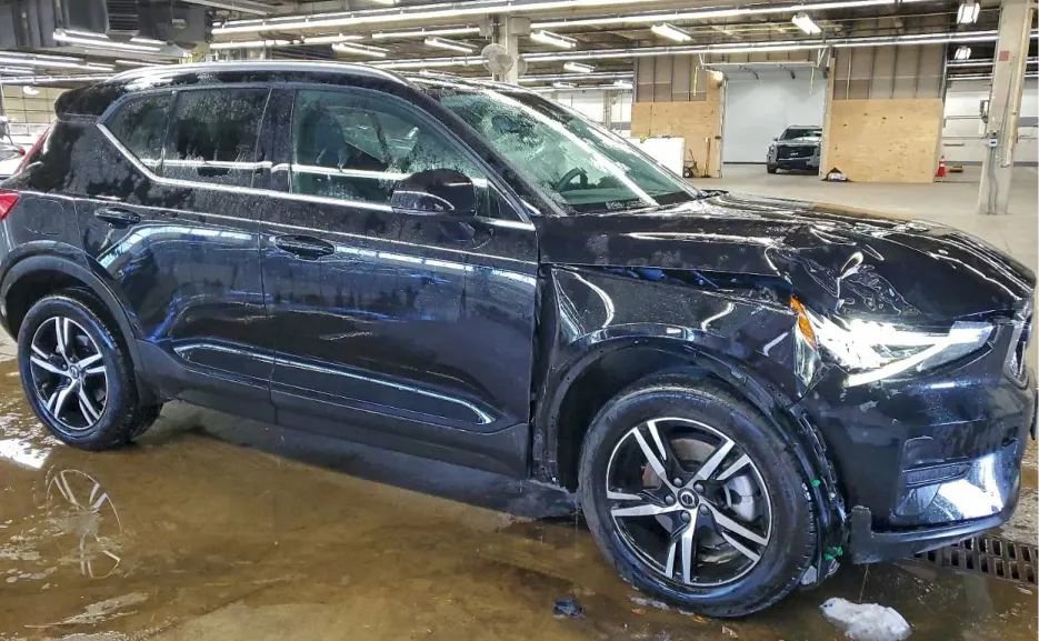 Used 2025 Volvo XC40 B5 Core image 62