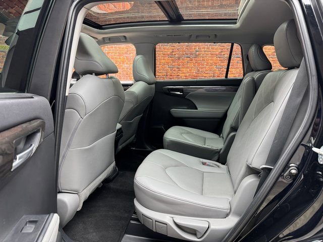 Used 2023 Toyota Highlander Platinum image 21
