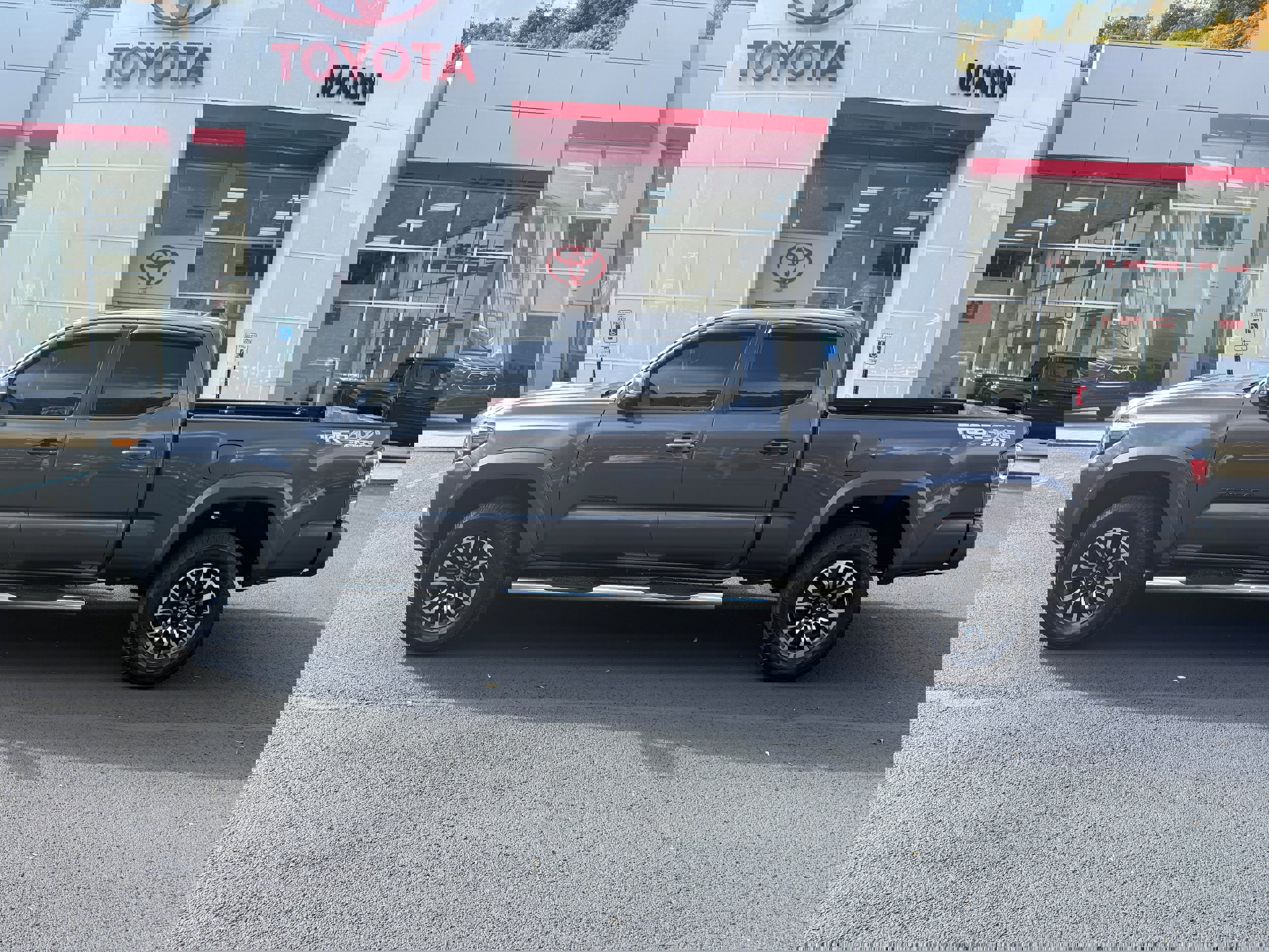 Used 2022 Toyota Tacoma TRD Sport w/ Technology Package image 2