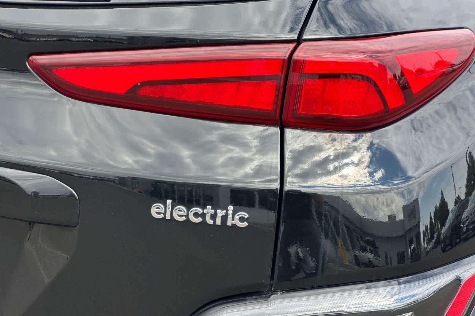 Used 2023 Hyundai Kona Limited w/ Cargo Package FWD image 31