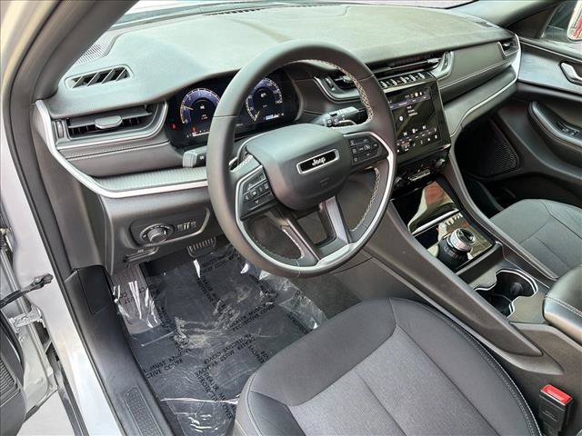 Used 2024 Jeep Grand Cherokee Laredo w/ Luxury Tech Group I AWD/4WD image 13